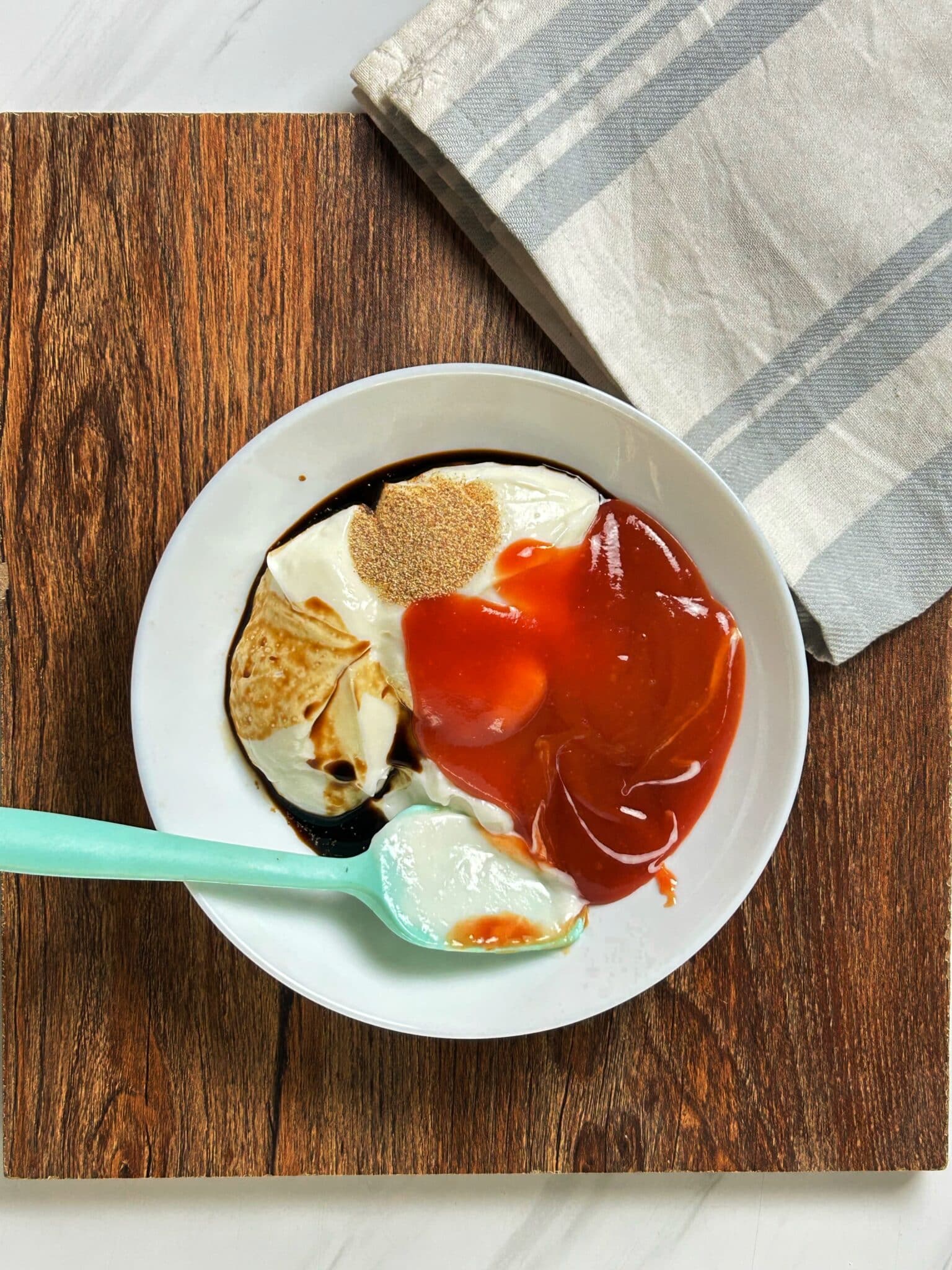 Mayonnaise, ketchup, garlic powder, and Worcestershire sauce mixed in a bowl Mayonnaise, ketchup, garlic powder, and Worcestershire sauce mixed in a bowl
