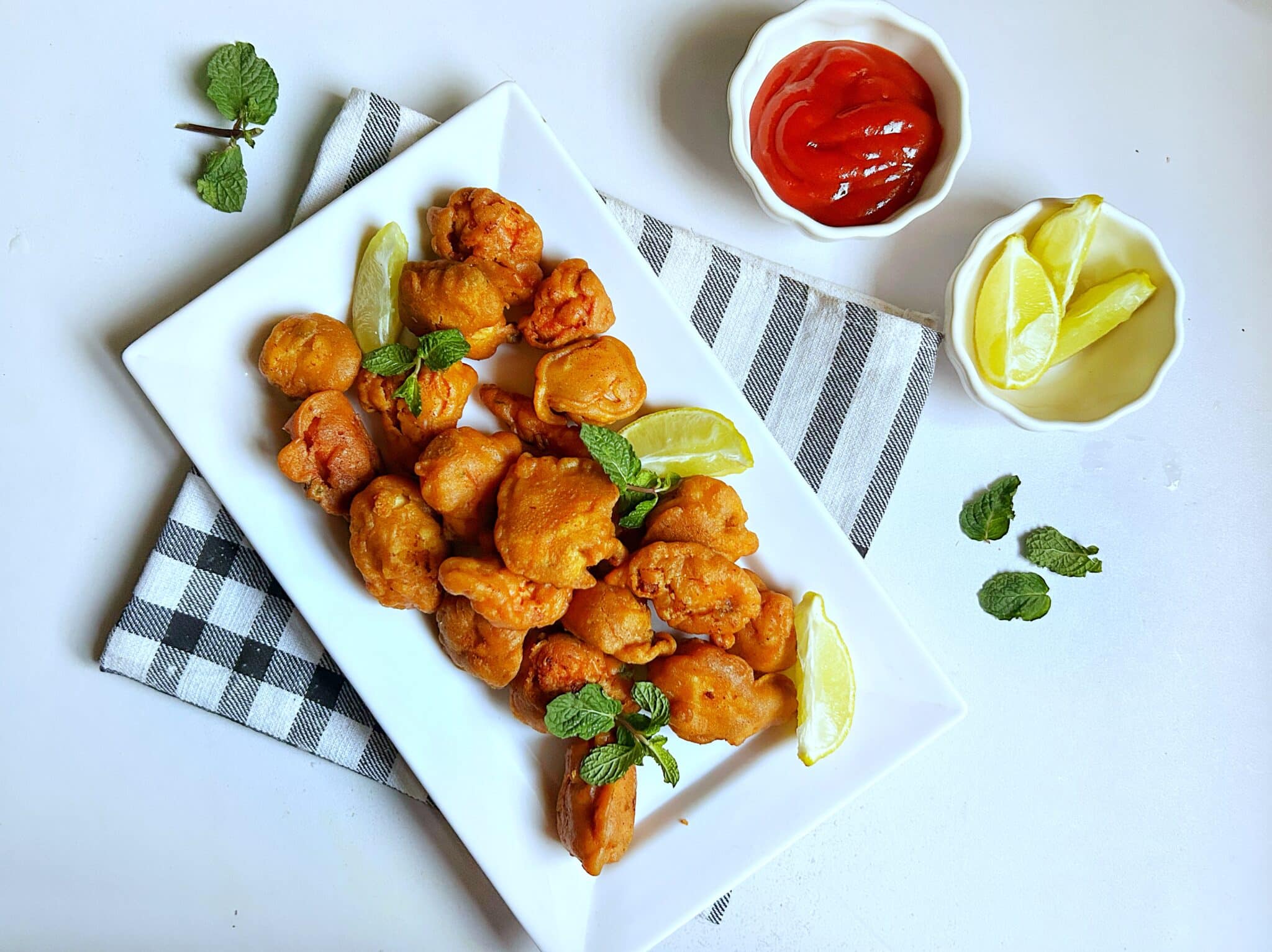 Serving hot and fresh crispy chicken pakoras Serving hot and fresh crispy chicken pakoras