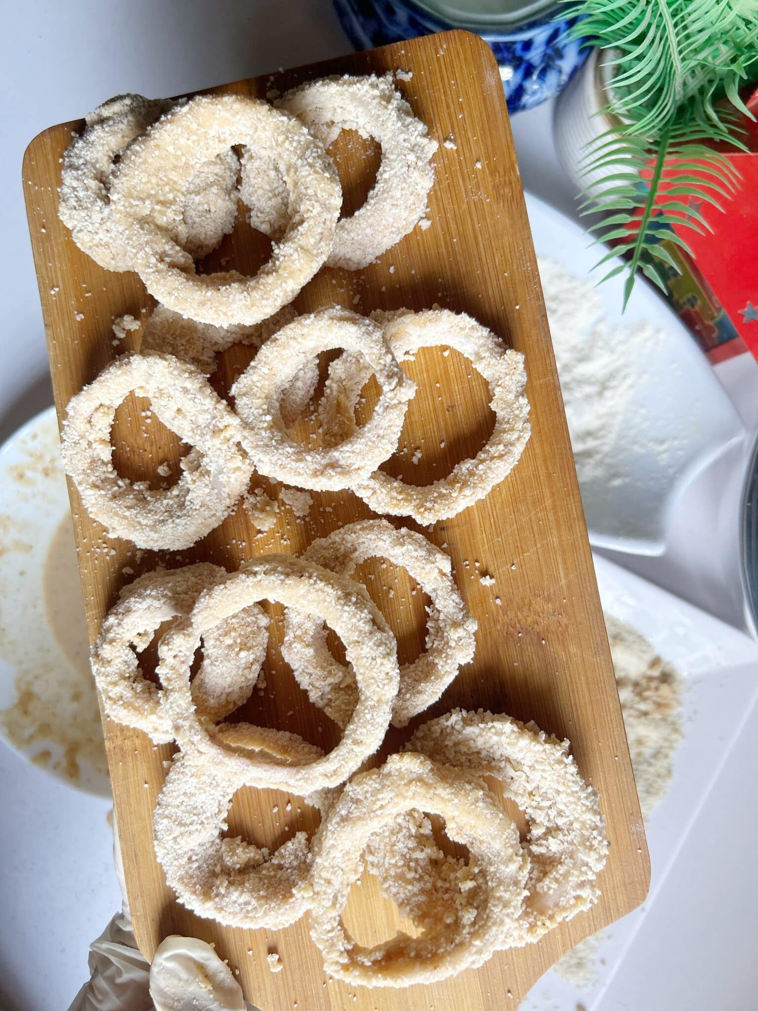 Coating onion rings in flour and batter Coating onion rings in flour and batter
