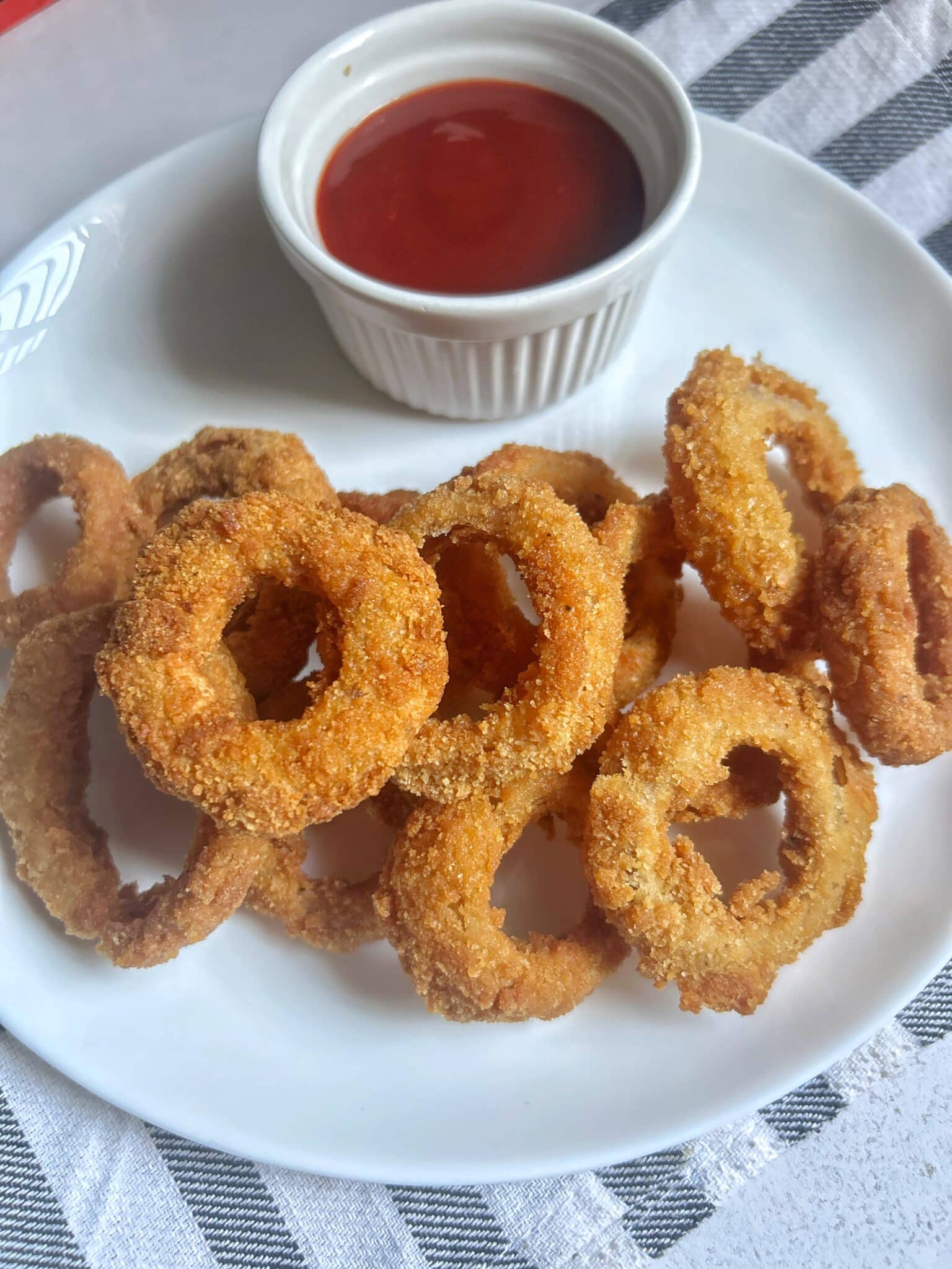 Homemade onion rings with ketchup Homemade onion rings with ketchup