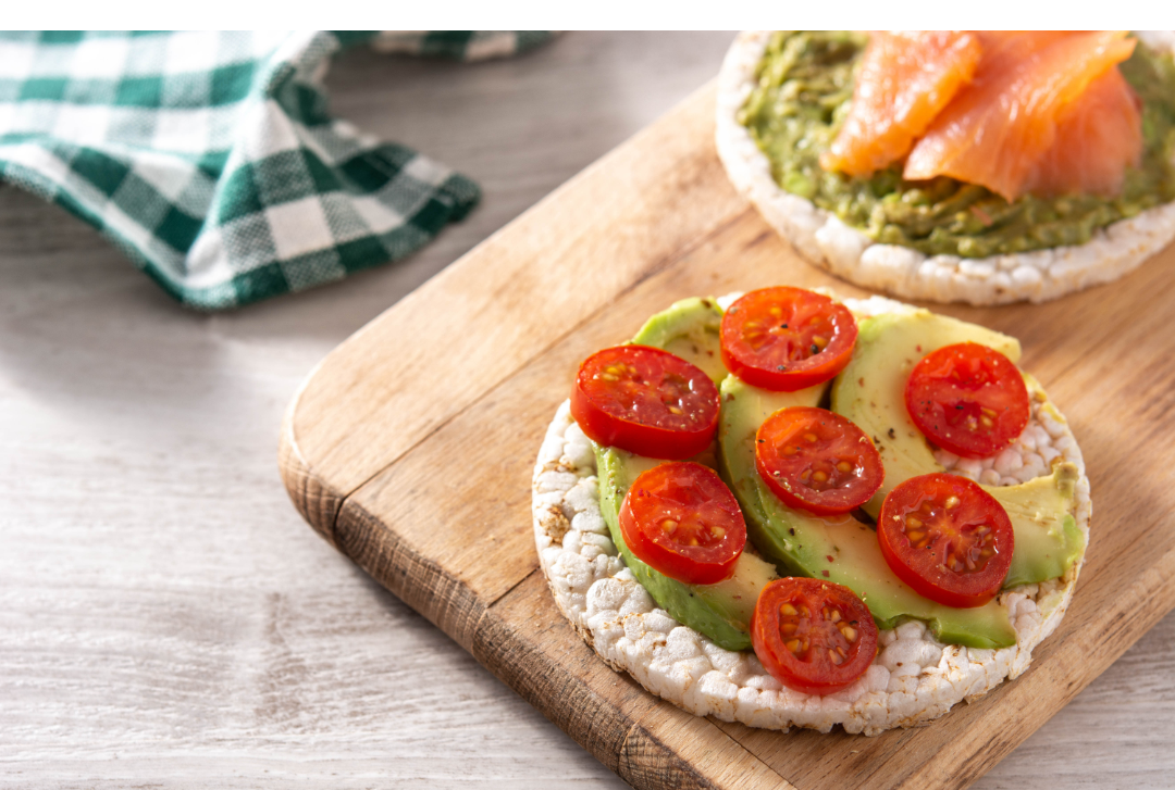 Healthy meals and snacks ideas for teens: Rice crackers with creamy avocado