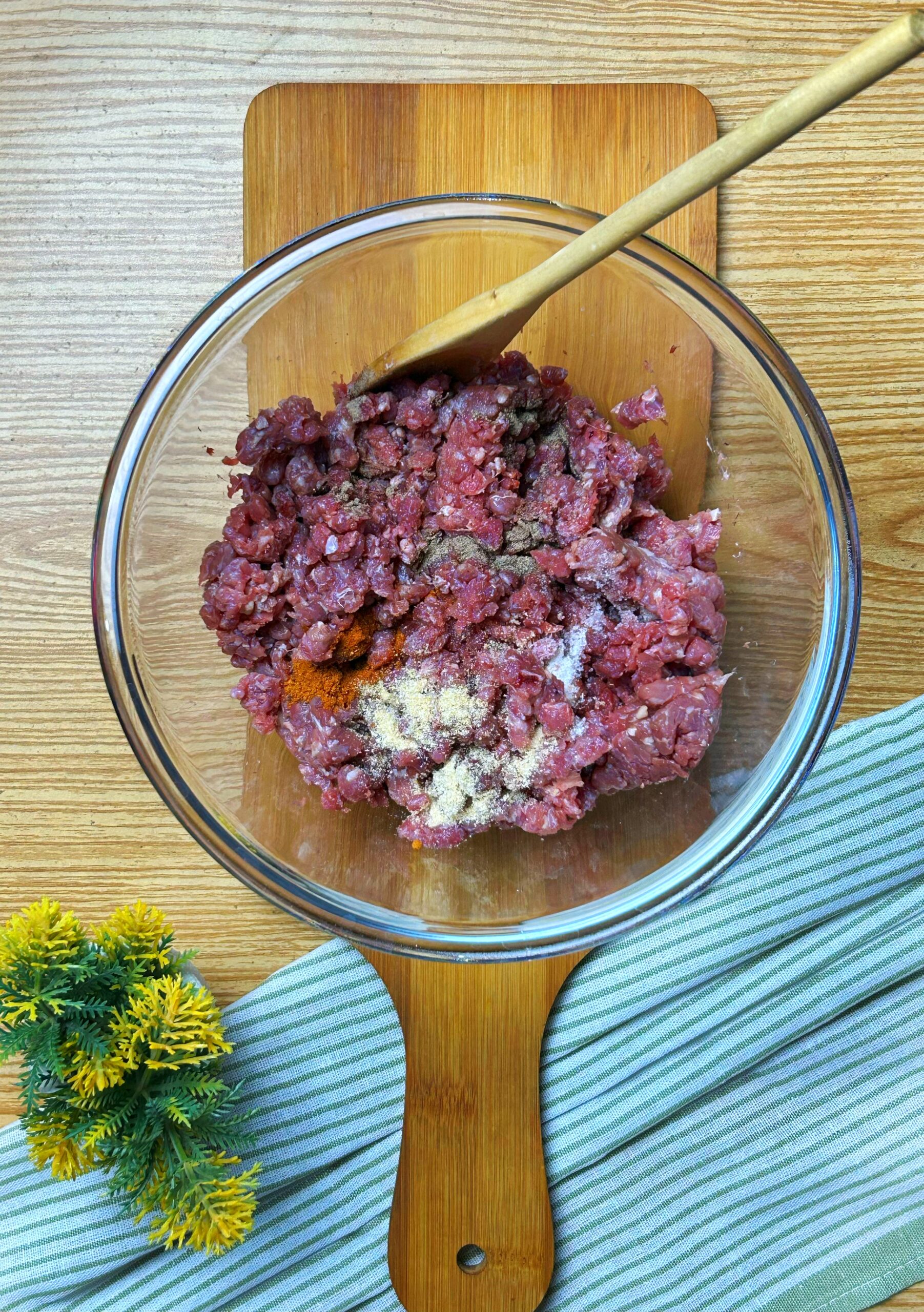 mixing spices in beef minc mixing spices in beef minc