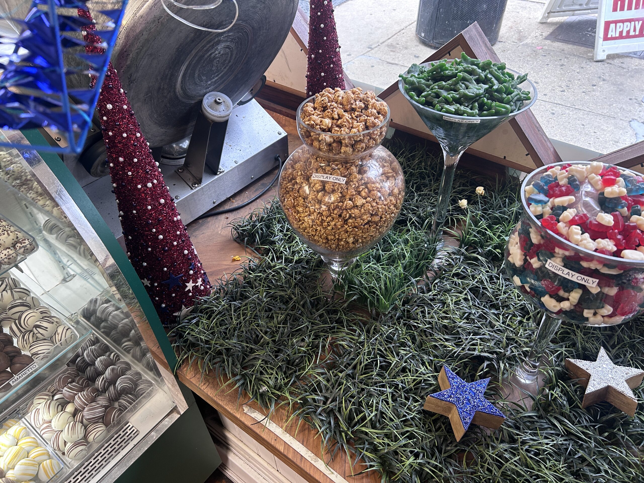 Highlights Naper Nuts and Sweets